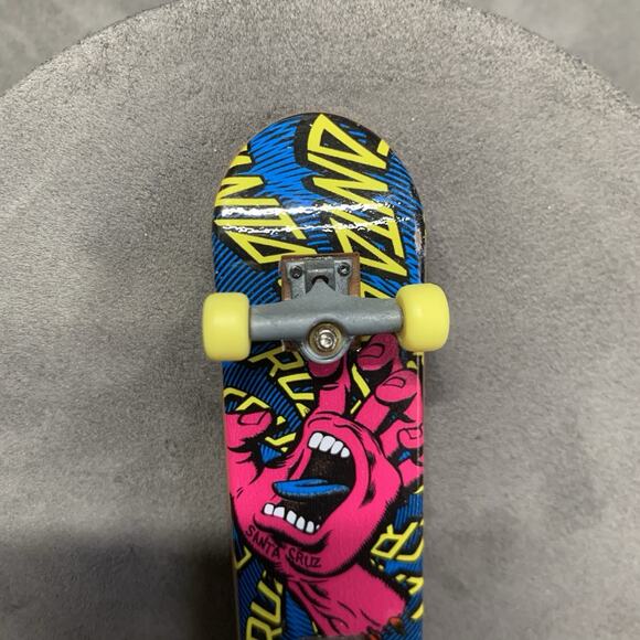 Vintage Tech Deck Santa Cruz Screaming Pink Hand Fingerboard Yellow Wheels - Picture 3 of 6